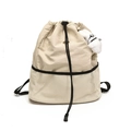 Beiger Nylon-Rucksack mit Kordelzug, Netztasche und süßem Plüsch-Schlüsselanhänger - Cremeweiß mit Anhänger