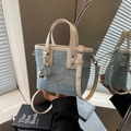 Borsa in denim azzurro con strass e rifiniture in pelle bianca in una vista palmare - Con Ciondolo Cane Palloncino / Bianco Sporco