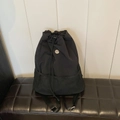 Schwarzer Nylon-Kordelzug-Rucksack mit rundem E-Metalllogo und seitlichen Netztaschen - Schwarz ohne Anhänger