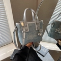 Mini borsa a secchiello in denim blu con cinturini in metallo argento e ciondolo cane - Con Ciondolo Cane Palloncino / Argento