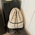 Minimalistischer beiger Nylon-Rucksack mit weißer Netztasche und verstellbaren schwarzen Gurten - Cremeweiß (Ohne Anhänger)