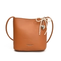 Bolso saco de cuero marrón caramelo con lazo de perlas y colgante de corazón - Marrón
