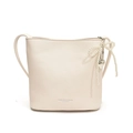 Bolso tipo cubo de cuero crema con lazo de perlas y colgante de corazón plateado - Blanco