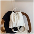 Detalle de mochila tipo cubo blanca con cordón, lazo decorativo y textura de ecocuero - Blanco