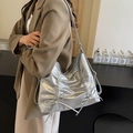 Borsa tote argento metallizzato con volant e fiocchi, versatile a spalla e a tracolla - Argento