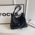 Borsa tote nera a pieghe con dettagli a fiocco ed elegante similpelle testurizzata - Nero