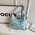 Borsa a tracolla azzurra in ecopelle con fiocchi decorativi e dettagli plissettati - Blu