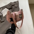 Rosa gewebte Schultertasche mit Stern-Patches und silberner Kette für Damen - Rosa