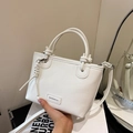 Elegante borsa a secchiello in pelle bianca con manici e tracolla regolabile - Bianco