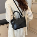 Borsa a secchiello nera classica in pelle stropicciata vintage e dettagli in argento - Nero