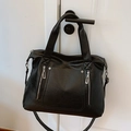 Grande borsa tote nera minimalista in ecopelle opaca con doppie cerniere frontali - Nero