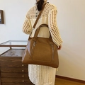 Grande borsa tote marrone in pelle sintetica con doppie cerniere e tracolla regolabile - Marrone