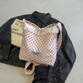 Weiße Nylon-Beuteltasche mit roten Punkten und Spitzenperlenbesatz auf einer Lederjacke - Rotes Punktemuster Stil / Gebrochenes Weiß