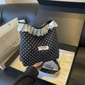 Schwarz-weiße Polka-Dot-Nylontasche mit Organza-Rüschen und eleganten Perlendetails - Weiß Gepunkteter Stil / Schwarz
