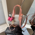 Silberne Metallic-Handtasche mit rosa Ledergriffen und Plüsch-Hasenanhänger-Akzent - Silberner Korpus mit Rosa Griff (Mit Plüsch-Anhänger) / Silber