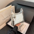 Silberne Metallic-Beuteltasche mit Perlenkette und Herzanhänger in Geschenkbox - Mit Ornament / Silber