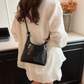 Elegante schwarze Hobo-Tasche mit Perlen-Schleifen-Anhänger und Metallherz-Detail - Mit Ornament / Schwarz