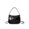Bolso de hombro negro brillante con cadena plateada y colgante de poni blanco - Negro Tinta