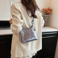 Metallische silberne Hobo-Tasche mit Perlen-Herz-Anhänger und minimalistischem Schultergurt - Mit Ornament / Blau