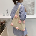 Élégant sac cabas en maille crème orné de fleurs roses et porté sur l'épaule - Fleur Rose