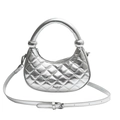 Silberne gesteppte Halbmond-Handtasche mit Kettenriemen und Metallic-Finish - Silber