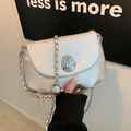 Borsa a sella argento minimalista con pelle goffrata e dettaglio tracolla a catena - Argento