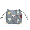 Borsa a secchiello in denim blu con patch a cuore colorati e tracolla a catena - Blu