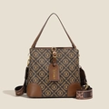 Bolso cubo marrón con diseño de monograma y correa ancha de rayas ajustable - Marrón