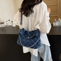 Σκούρα μπλε τσάντα denim με μεγάλο καπιτονέ διαμάντι και λουράκι με μεταλλική αλυσίδα - Σκούρο μπλε