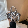 Bolso cilíndrico a cuadros plata y azul con colgante de perrito y correa de hombro - Azul