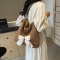 Borsa tote marrone intrecciata con fiocco in seta bianca e tracolla a righe su modella - Stile di decorazione a fiocco / Cachi