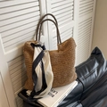 Borsa tote in paglia marrone con foulard a righe bianche e nere e manici a spirale moda - Marrone Con Sciarpa di Seta