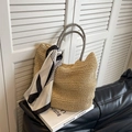 Borsa tote in paglia beige con manici a righe bianche e nere e foulard decorativo - Beige con sciarpa
