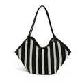 Bolso tote grande de malla a rayas blancas y negras con asas de cuero para el verano - Negro