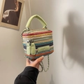 Mini kleurrijke stro geweven crossbody tas met groen lederen handvat en zilveren ketting - Groen