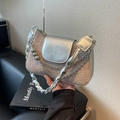 Beigefarbene Handtasche in Krokodiloptik mit silbernen Riemen und Perlenketten-Akzent - Silber