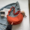 Sac bandoulière demi-lune orange en nylon avec large sangle et breloque peluche - Orange Avec Pendentif