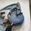 Sac croissant en nylon bleu avec large bandoulière et pendentif peluche café - Bleu avec Pendentif