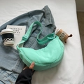 Sac demi-lune en nylon vert menthe avec sangle réglable et breloque en peluche - Vert avec Pendentif