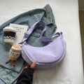 Sac bandoulière demi-lune en nylon violet avec sangle réglable et charme en peluche - Violet Avec Pendentif