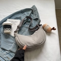 Sac bandoulière demi-lune gris en nylon avec pendentif en peluche et sangle large - Gris Avec Pendentif