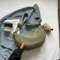 Sac à bandoulière en nylon vert olive de forme demi-lune avec sangle réglable - Vert Armée Avec Pendentif