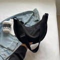 Sac bandoulière demi-lune en nylon noir minimaliste avec sangle réglable et zip - Noir sans Pendentif