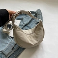 Sac bandoulière minimaliste en nylon beige en forme de croissant avec sangle réglable - Blanc Cassé Sans Pendentif