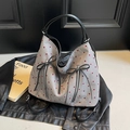Borsa tote in tela grigia a pois rossi con cinturini in pelle nera e dettagli zip - Pois