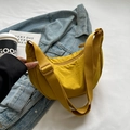Sac bandoulière demi-lune en nylon jaune vif avec bandoulière large réglable - Jaune sans pendentif