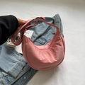 Sac bandoulière demi-lune rose en nylon avec large bandoulière réglable femme - Rose Sans Pendentif