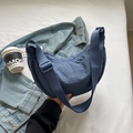 Sac croissant en nylon bleu morandi avec sangle ajustable et texture froissée - Bleu Sans Pendentif