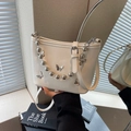 Chique beige lederen schoudertas met zilveren vlinderhanger en kralenketting detail - Wit
