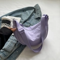 Sac bandoulière demi-lune en nylon violet clair avec large bandoulière réglable - Violet Sans Pendentif